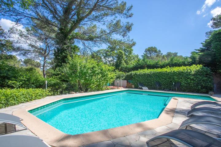 Entire studio, Studio Apartment 'Les Cyclamens - Les Ecureuils' with Shared Pool, Wi-Fi and Air Conditioning in Saint-Raphaël, Mediterranean Coast (France)