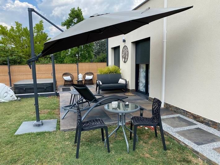 Gîte pour 2 personnes, avec Jacuzzi ainsi que Terrasse et Jardin à Guéreins