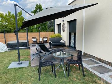Cottage pour 2 personnes, avec jardin et jacuzzi à Guéreins