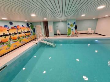 Gîte pour 2 personnes, avec piscine ainsi que balcon et vue dans Morgins