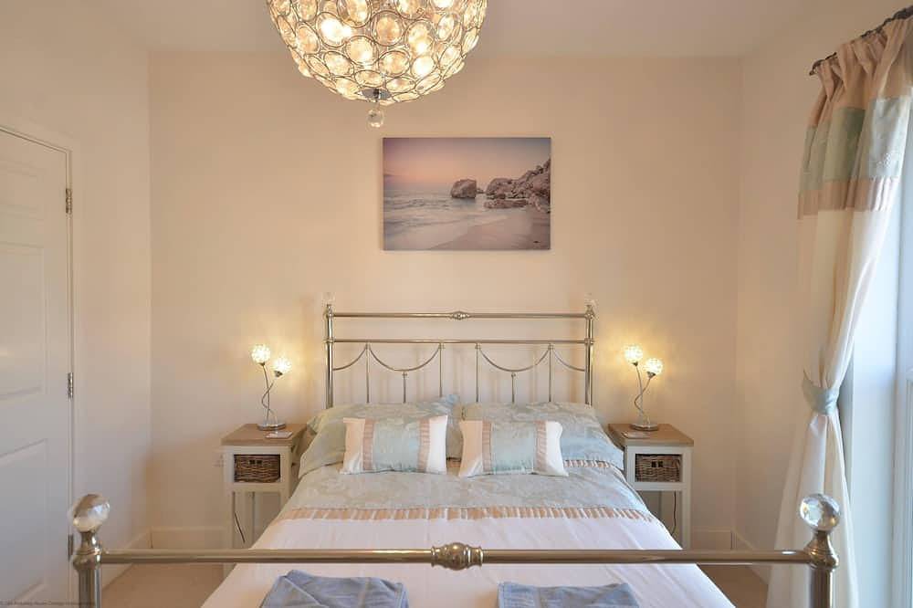 Light, modern townhouse with patio, a minute from beach; child- and pet-friendly in Goring-by-Sea, Worthing