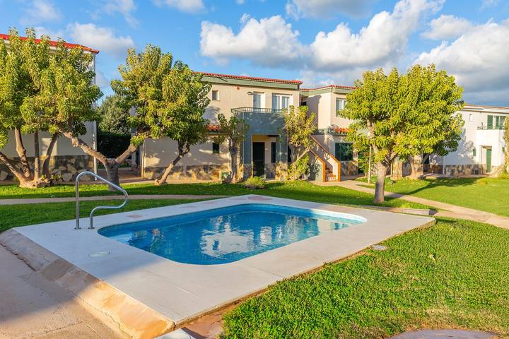 Hel lejlighed, Peaceful Apartment with Shared Pool, Private Terrace and Wi-Fi Near the Cove in Cala Blanes, Ciutadella
