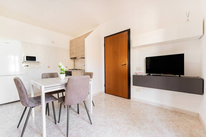 Entire apartment, Apartment 'Colombo Rooms' with Balcony and Air Conditioning in Sestu, Campidano