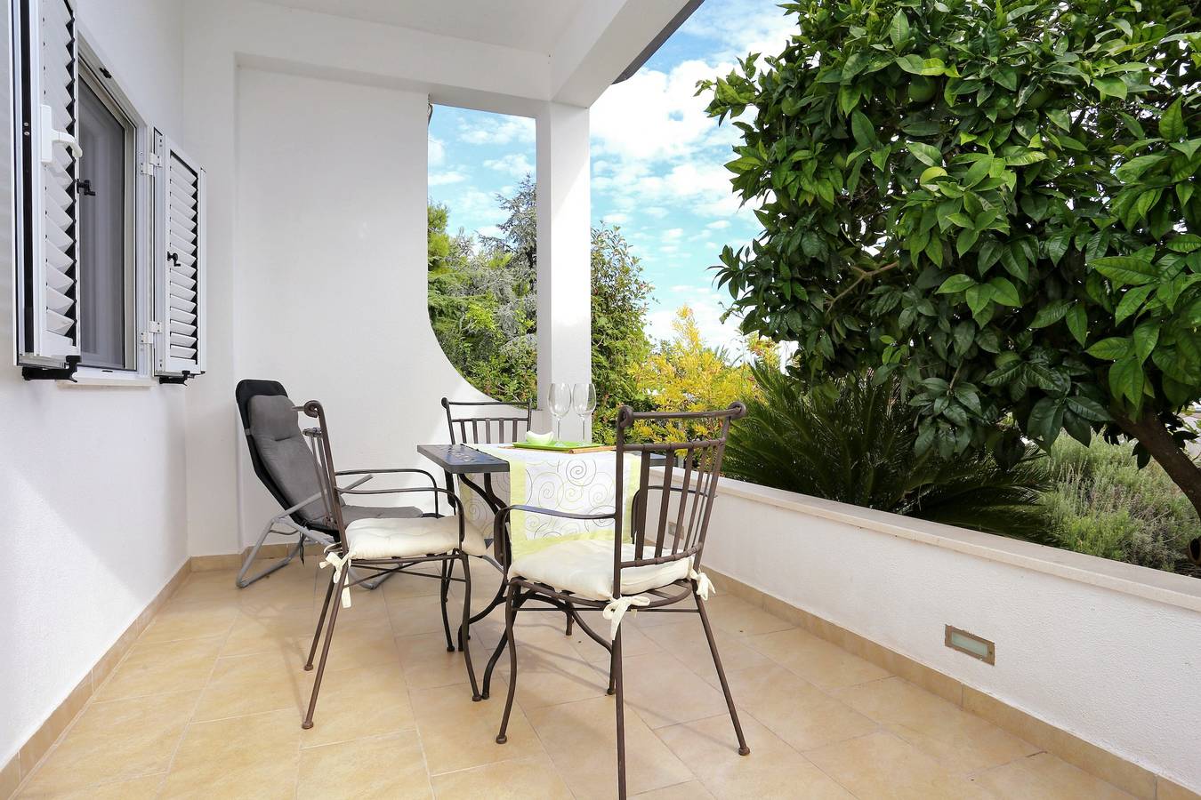 Ganze Wohnung, 1-Zimmer-Ferienwohnung mit Terrasse Seget Vranjica, Trogir A-10328-b in Seget Vranjica, Split-Dalmatien