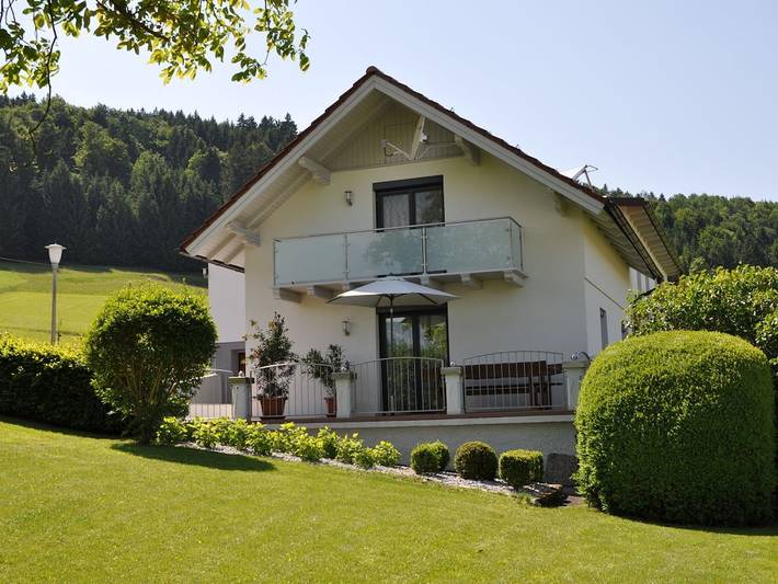Vakantiehuis voor 2 personen, with Balkon and Tuin as well as Uitzicht op het meer aan de Attersee (meer)