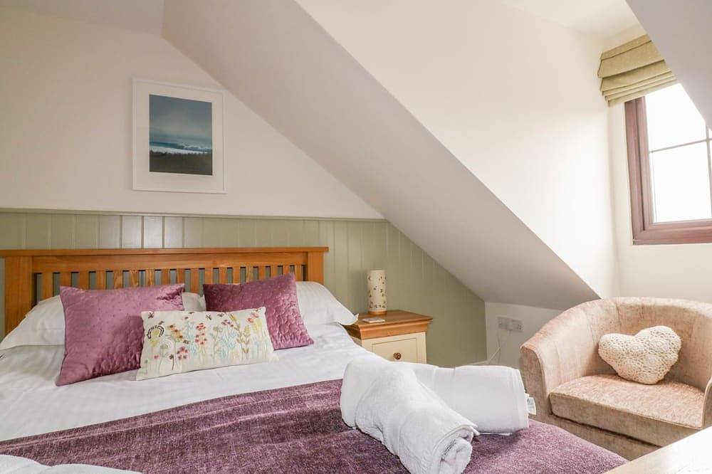 The Beach Hut, pet friendly, country holiday cottage in Crantock in Crantock, Cornwall