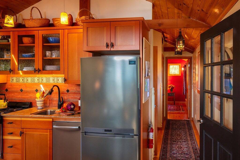 Wasserblick auf den Puget Sound und die olympischen Berge mit weitläufigen Gärten in San Juan Island