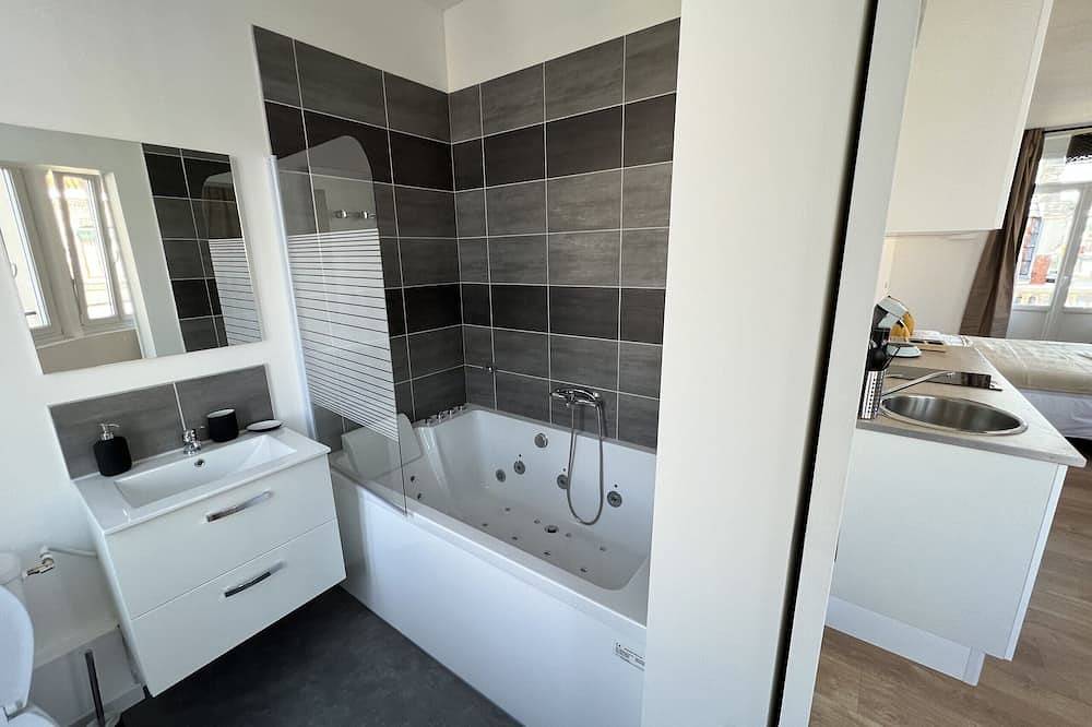 Appartement entier, La Suite Balnéo - 2p centre-ville Liévin in Liévin, Région de Lens