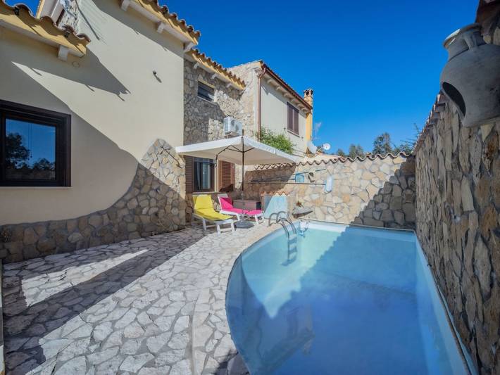 Location de vacances pour 7 personnes, avec terrasse ainsi que piscine et jardin, animaux acceptés à Castiadas - 4