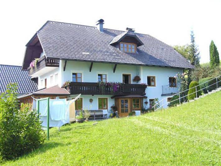 Ferienwohnung für 12 Personen, mit Balkon und Garten sowie Pool und Seeblick