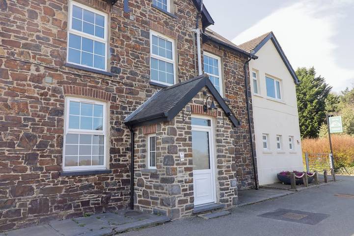 Cottage for 18 people, with garden and terrace as well as hot tub in St Dogmaels