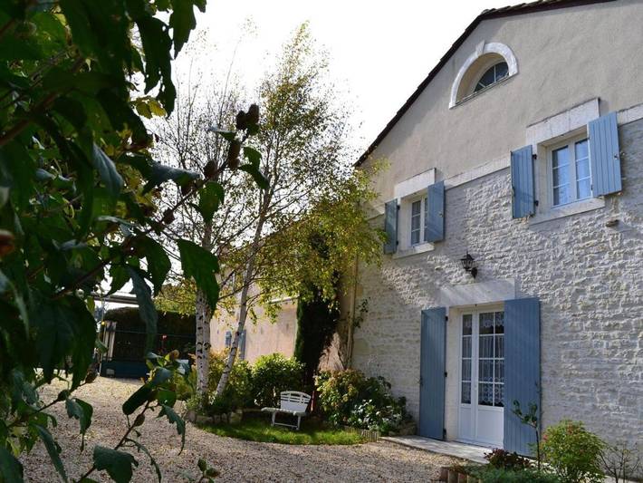 Location de vacances pour 4 personnes, avec terrasse et jardin dans Saint-Genis-d'Hiersac