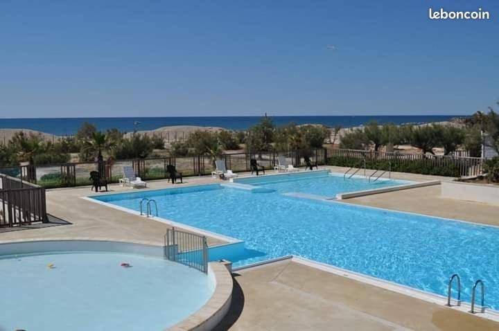 Camping pour 4 personnes, avec Terrasse ainsi que Jardin et Piscine