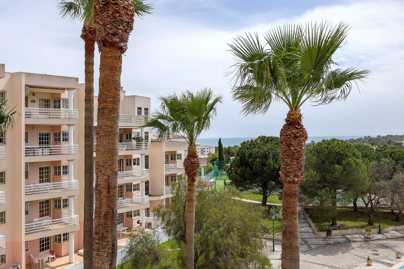Apartamento inteiro, Apartamento 'Sol Do Atlântico' com Piscina Partilhada, Wi-Fi e Ar Condicionado in Alvor, Distrito de Faro