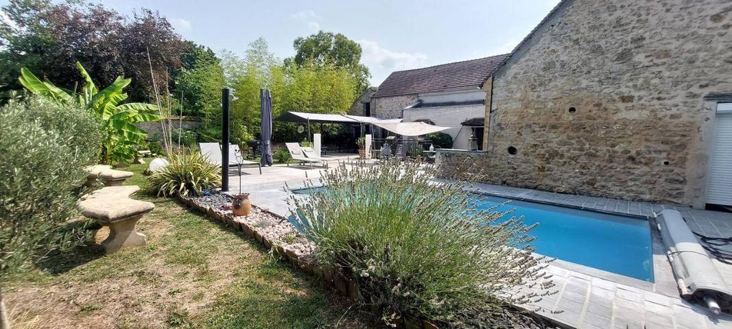 Location de vacances pour 6 personnes, avec Terrasse ainsi que Jardin et Piscine à Villeblevin