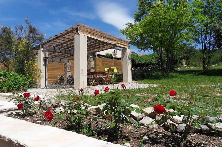 Ferienhaus in der südlichen Ardèche mit Pool (4 x 8) auf großem eingezäuntem Grundstück (4000 m) in Saint-Maurice-d'Ibie, Ardèche