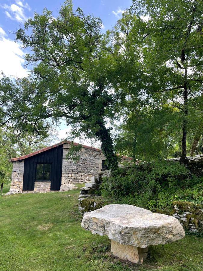 Location de vacances pour 2 personnes, avec vue ainsi que piscine et jardin, animaux acceptés à Calvignac - 3