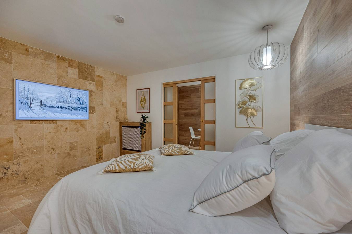 Luxurious Romantic Suite with Spa, Wi-Fi, and Air Conditioning in L'Isère, Isère