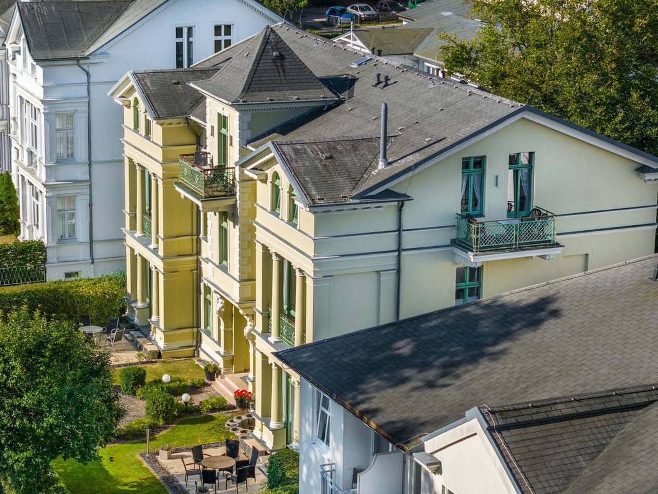 Ganze Ferienwohnung, Villa am Ostseestrand - Hübsche Ferienwohnung mit Wintergarten - nur 50 m zum feinsandigen Ostseestrand in Seebad Heringsdorf, Heringsdorf