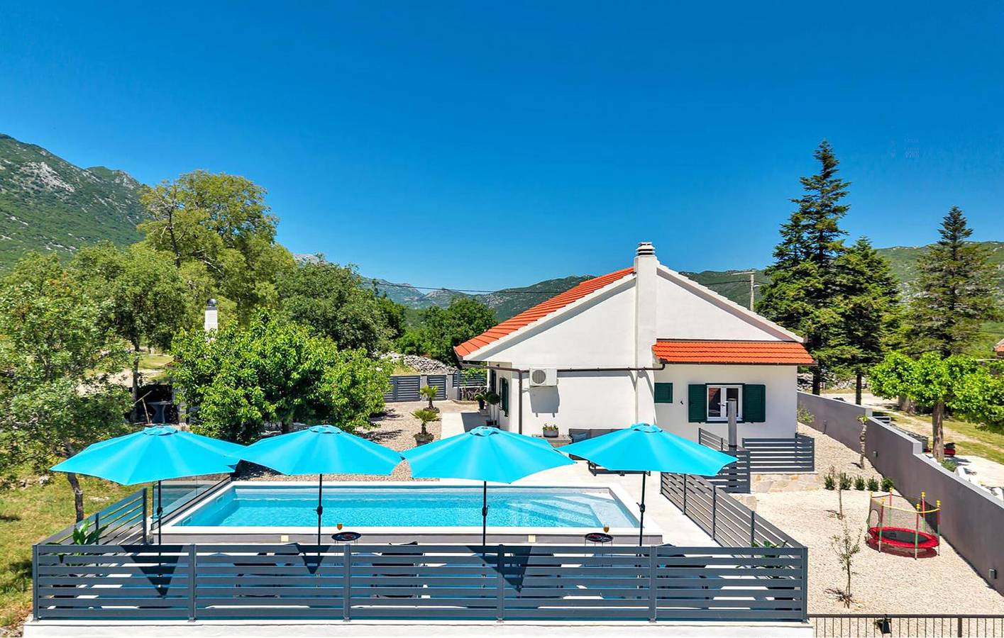 Geräumige 2-Zimmer-Wohnung mit Pool, Terrasse und WLAN in Rašćane, Makarska Riviera
