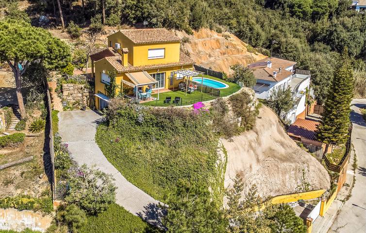 Apartamento con vistas al mar, piscina y terraza, a 2,5 km de Arenys de Munt in Supermaresme, Arenys de Munt
