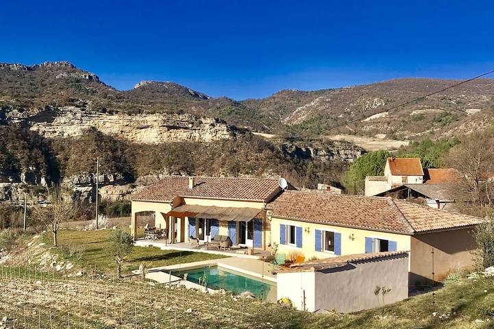 Location de vacances pour 8 personnes, avec jardin dans Vercoiran