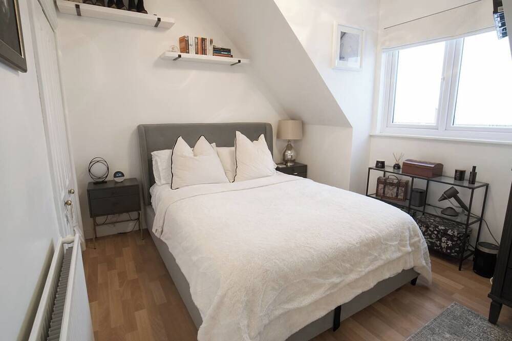 Entire apartment, The Lily  Suite with parking in Wokingham, Berkshire