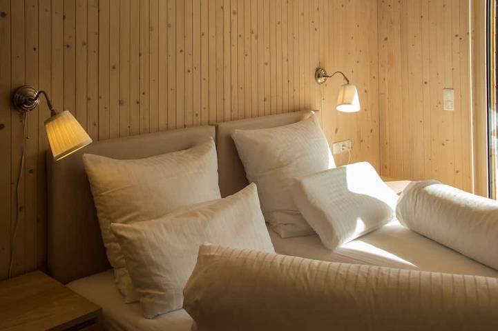 Ganze Wohnung, Exklusive Ferienwohnung Mondholz in sehr ruhigen und zentralen Lage von Garmisch in Garmisch-Partenkirchen, Bayerische Alpen