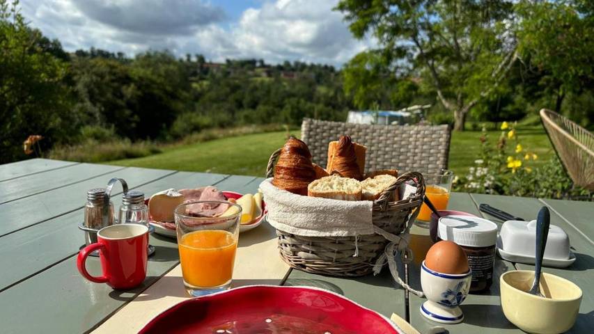 Vakantiehuis voor 2 personen, with zwembad and terras as well as tuin in de Auvergne