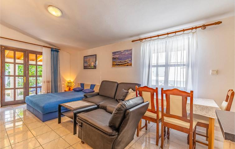 Ganze Ferienwohnung, Gemütlich, 2 km vom Strand entfernt: WLAN, Klimaanlage, Parkplatz und Terrasse! in Marčana, Südküste Istrien