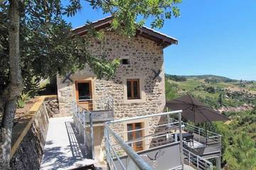Gîte pour 6 personnes, avec jacuzzi et jardin à Beaujeu