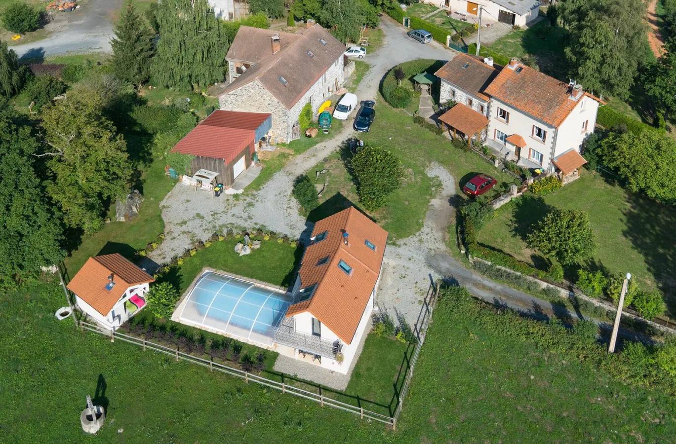 Gîte 'Des Taravelles' con piscina privada, terraza privada y Wi-Fi in Manzat, Parque Natural Regional Volcans d'Auvergne