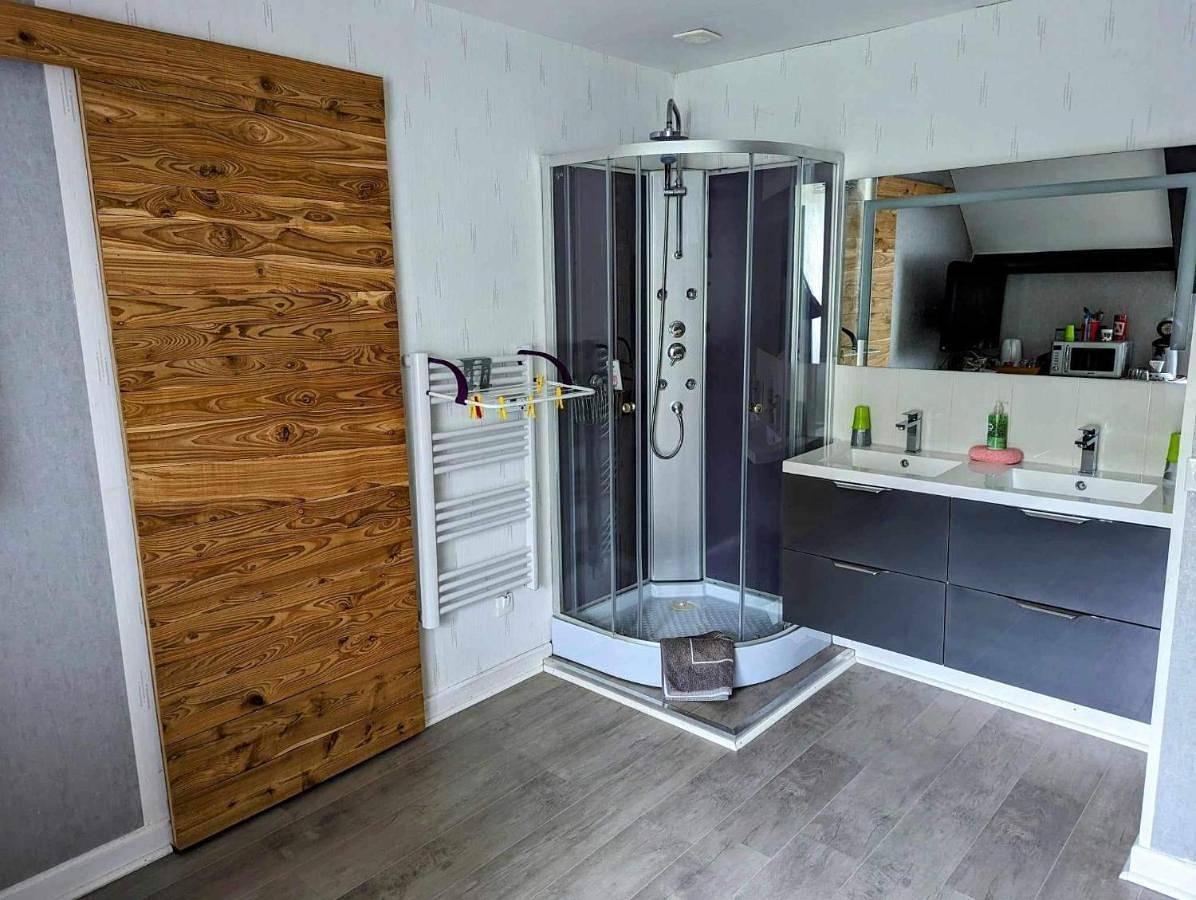Double Room with Private Bathroom in Fère-Champenoise, Marne