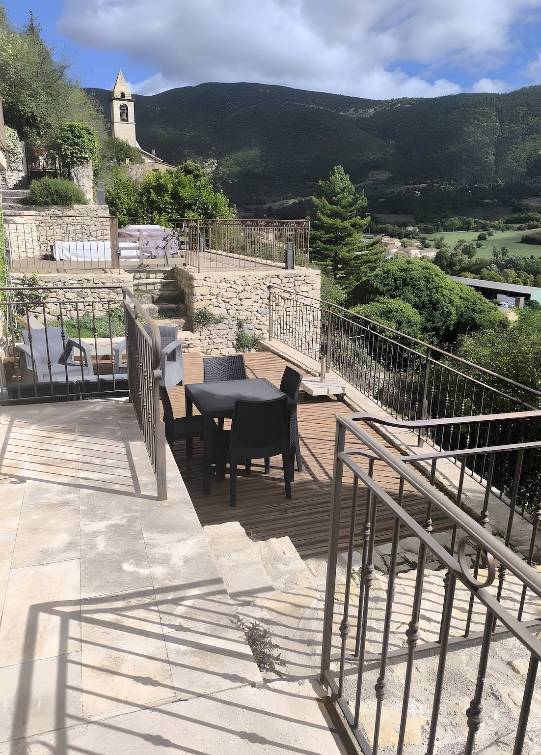 Estudio entero, Estudio 'Les Restanques' con vistas a la montaña, terraza privada y Wi-Fi in Montbrun-les-Bains, Región de Nyons