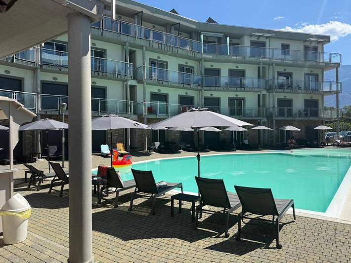 Appart’hôtel pour 6 personnes, avec piscine et vue ainsi que vue sur le lac et jardin