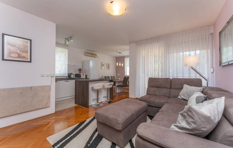 Ganze Ferienwohnung, Modern, 2 km vom Strand entfernt: Klimatisiertes Apartment mit Terrasse und Parkplatz in Biograd na Moru, Zadar