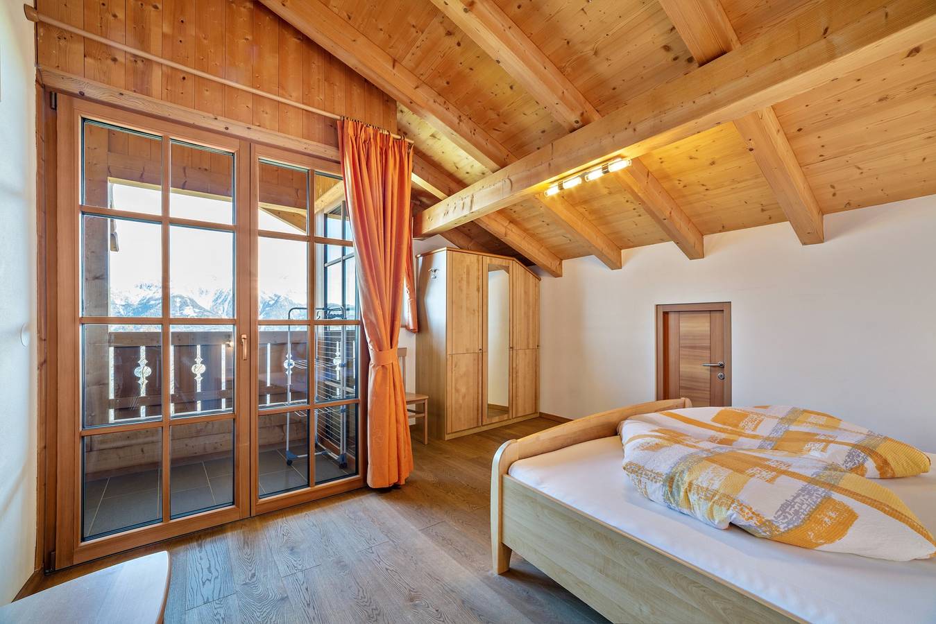 Ganze Wohnung, Ferienwohnung 'Schnatzhof Adlerhorst' mit Bergblick, privater Terrasse und Wlan in Naturns, Texelgruppe