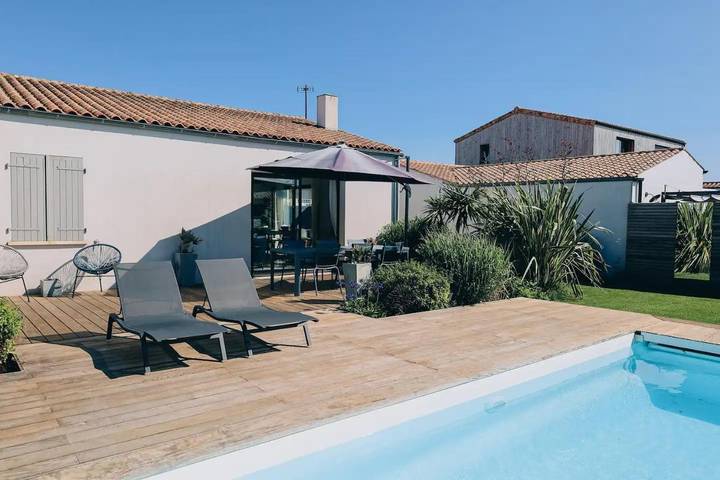 Location de vacances pour 7 personnes, avec Terrasse et Jardin ainsi que Bassin pour enfant et Piscine à L'Houmeau