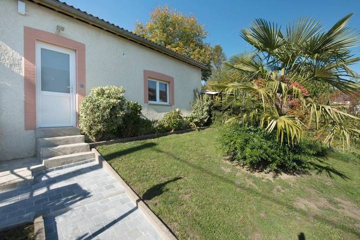 Location de vacances pour 3 personnes, avec Terrasse ainsi que Jardin et Vue à Deville