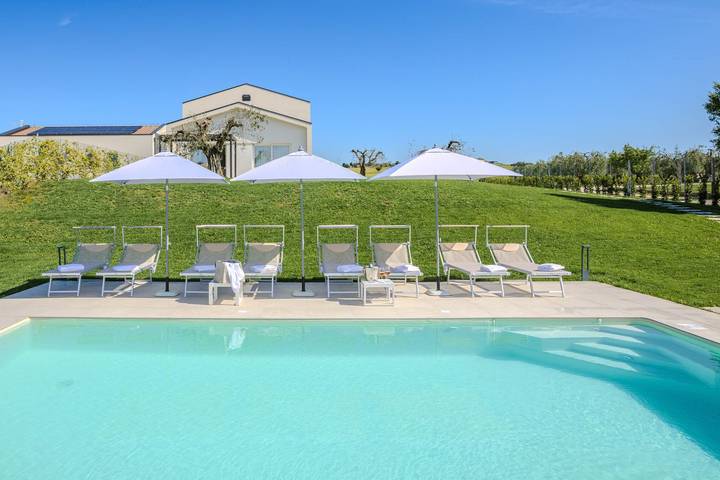 Casa vacanza per 9 persone, con piscina e giardino in Montecosaro
