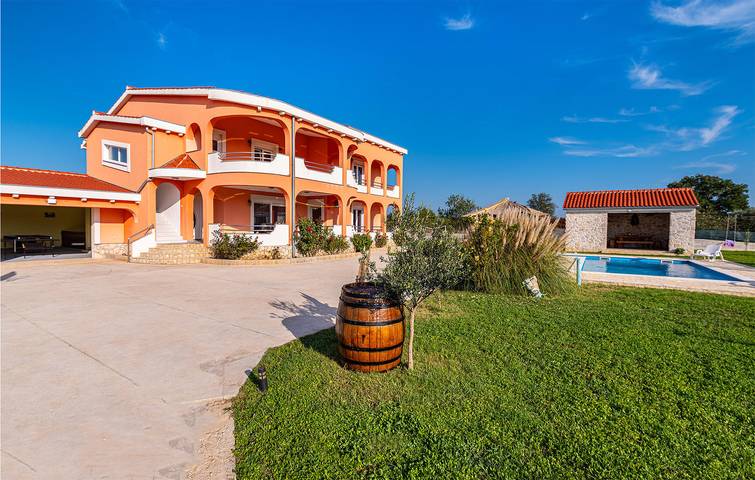 Charmante 180 m² große Wohnung mit Pool, Terrasse und WLAN in der Nähe von Pizza Galovac in Galovac, Zadar