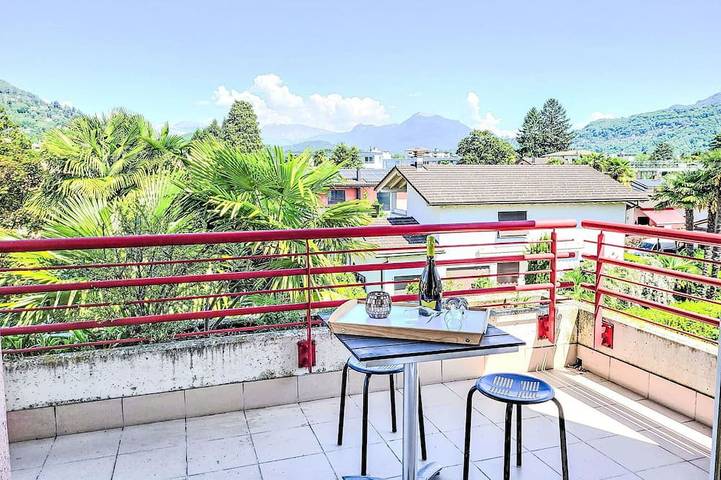 Ferienwohnung für 4 Personen, mit Pool und Garten in Caslano