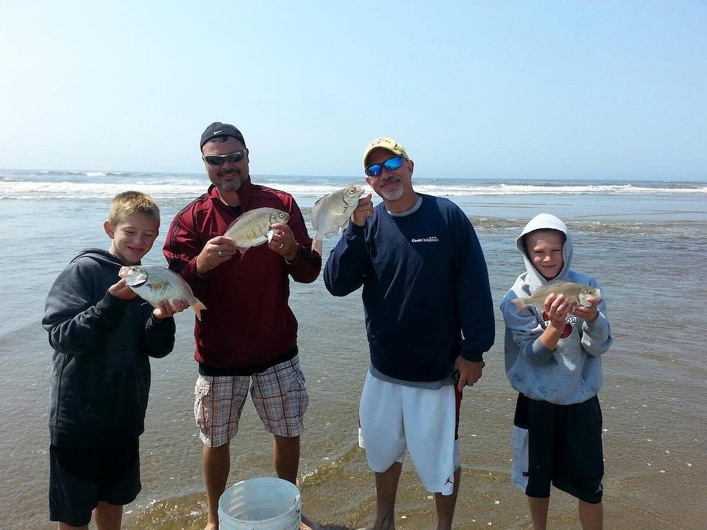 Easy 5-minute walk to Heceta Beach! Clean family-sized house with a huge deck. in Heceta Beach, Lane County