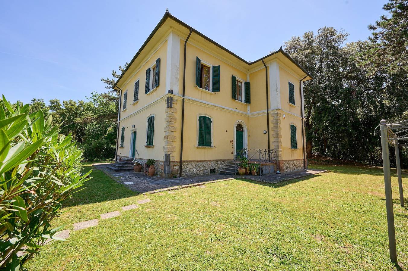 Entire apartment, Apartment 'Cesari' with Shared Garden in Grosseto Province