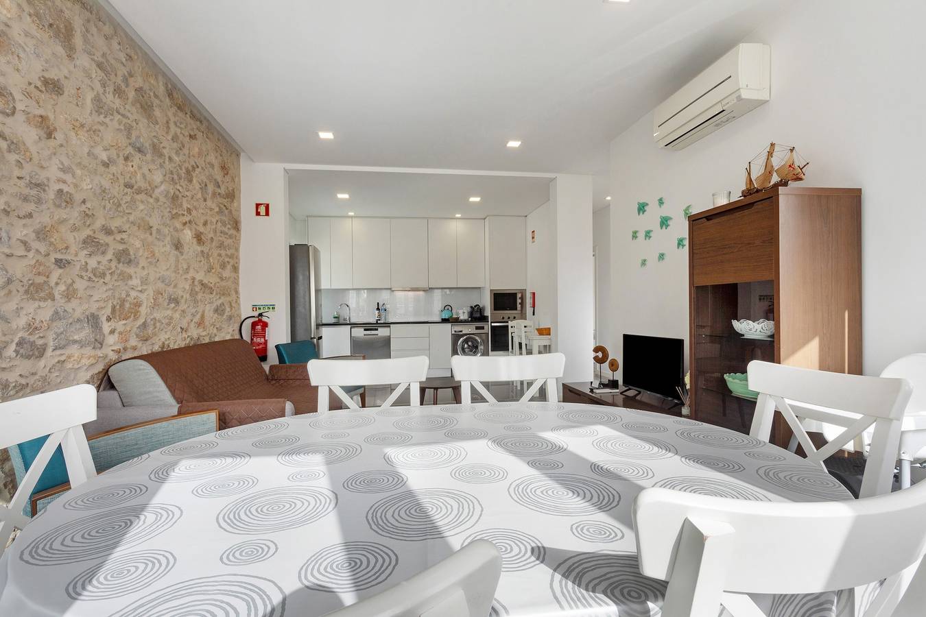 Apartamento inteiro, Apartamento 'Dos Terraços T3 Rc' com Varanda, Wi-Fi e Ar Condicionado in Praia de São Martinho do Porto, São Martinho do Porto