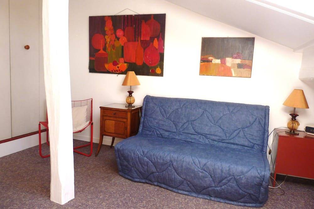 Appartement entier, Beau studio 2 personnes dans quartier résidentiel à 15 min du centre de Paris. in Saint-Mandé, Val-de-Marne