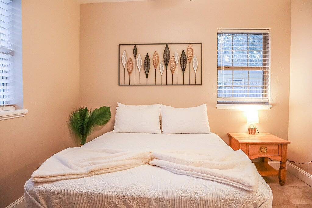 Funky Mini Golf Home filled with Amenities in Gainesville, Alachua County