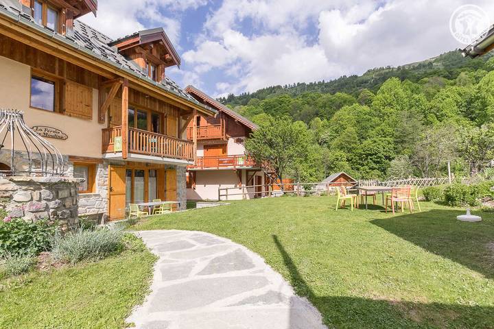 Gîte pour 12 personnes, avec Balcon et Jacuzzi ainsi que Jardin et Sauna
