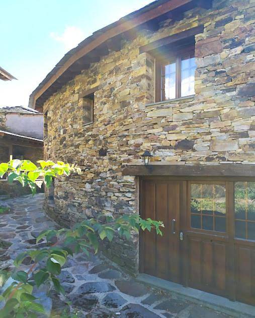 O Busto Aldea Rural in Puebla del Brollón, Reserva da Biosfera Ribeira Sacra e Serras do Oribio e Courel