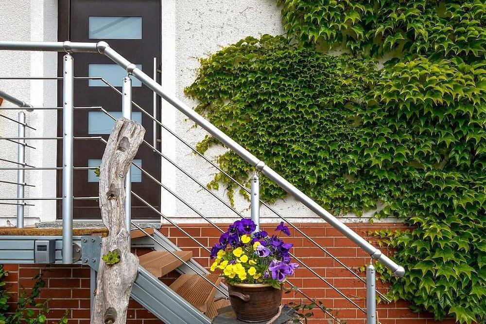 Ganze Wohnung, Die schöne Ferienwohnung mit separatem Eingang ist in der 1. Etage und über 7 Stufen erreichbar. Die Wohnung ist ruhig gelegen und nur wenige Minuten vom Ortskern entfernt Punkt die Wohnfläche von 62 qm besteht aus einem Schlafzimmer mit einem ... in Selters (Westerwald), Westerwald